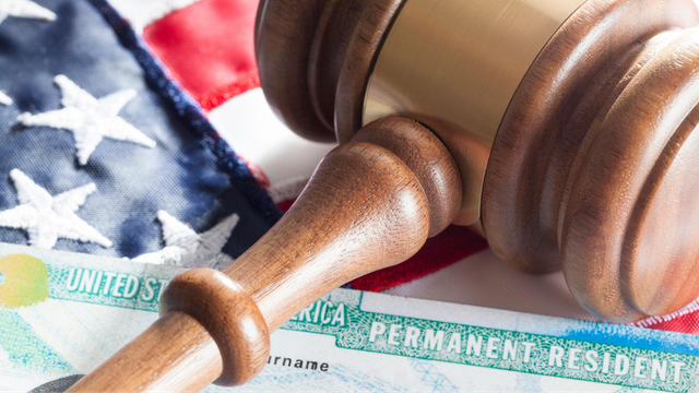 Governo dos EUA esclarece regra sobre green card e recua após preocupação entre imigrantes