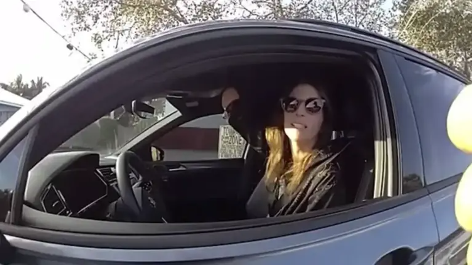 Mulher sem mão direita é parada por policial acusado de usar celular ao volante na Flórida
