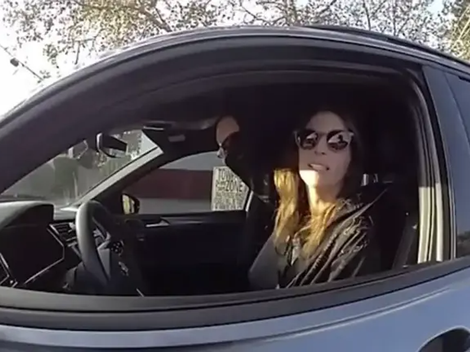Mulher sem mão direita é parada por policial acusado de usar celular ao volante na Flórida