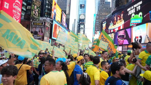 Brasileiros tomam a Times Square e cantam “Evidências” antes da estreia do Brasil na Copa