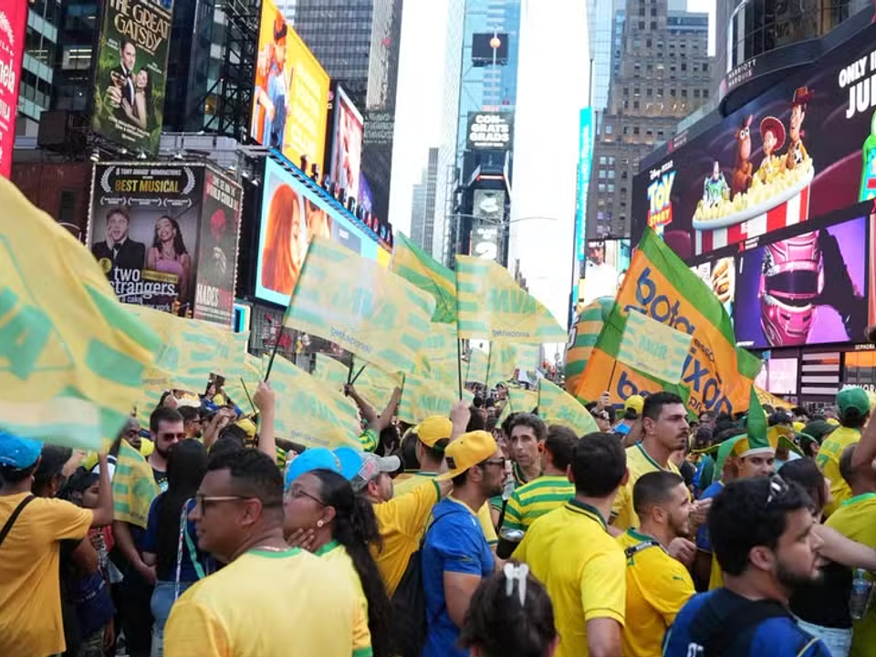 Brasileiros tomam a Times Square e cantam “Evidências” antes da estreia do Brasil na Copa
