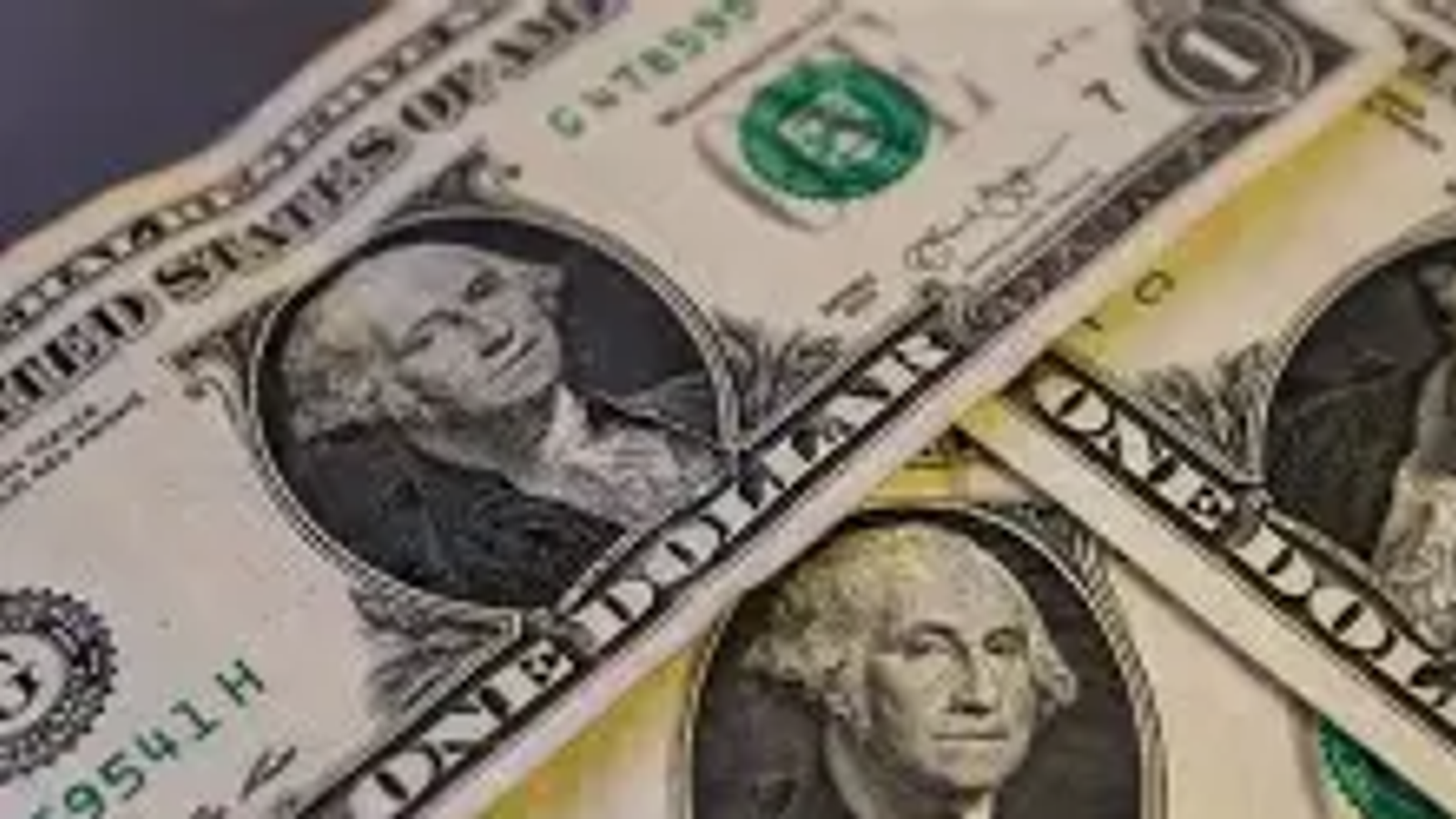 Dólar volta a subir e chama atenção de brasileiros que viajam e enviam dinheiro ao exterior
