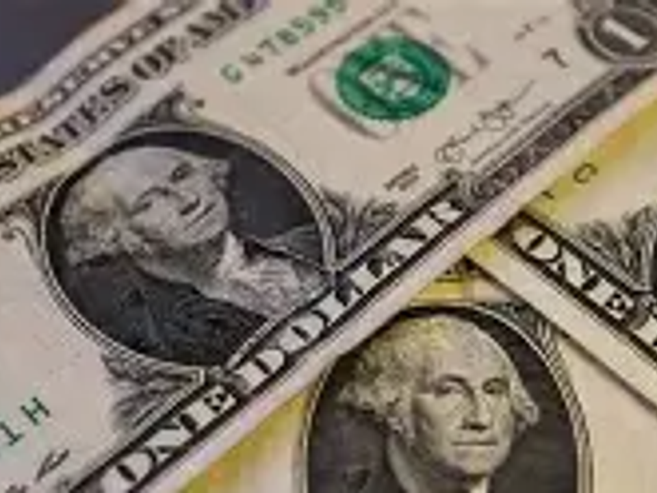Dólar volta a subir e chama atenção de brasileiros que viajam e enviam dinheiro ao exterior