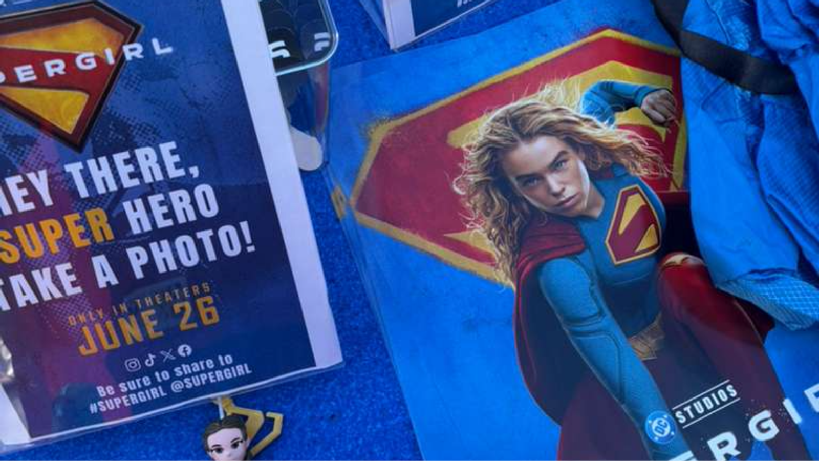 Beth Mello representa a Rádio Brazil Atlanta em evento especial de estreia de “Supergirl” em Atlanta