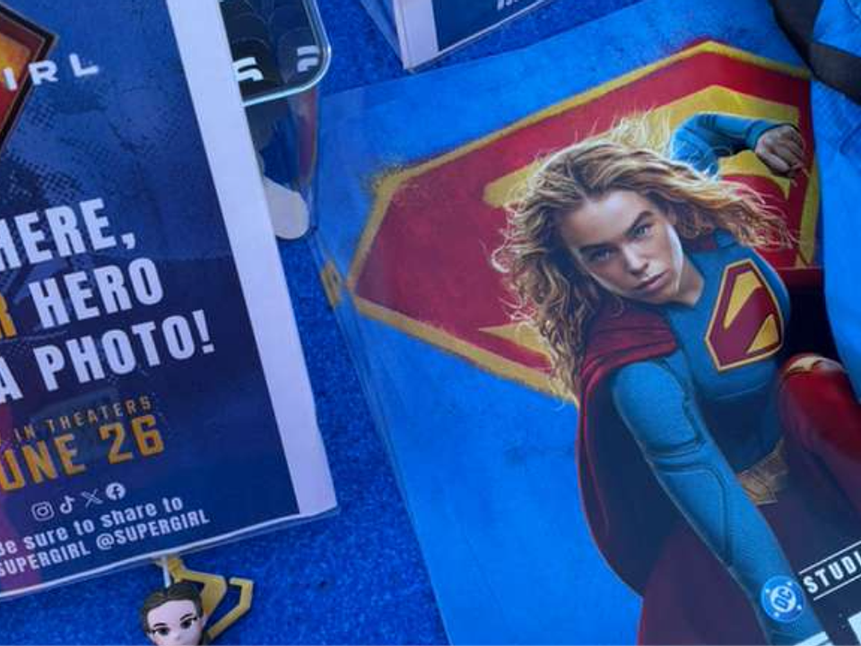 Beth Mello representa a Rádio Brazil Atlanta em evento especial de estreia de “Supergirl” em Atlanta