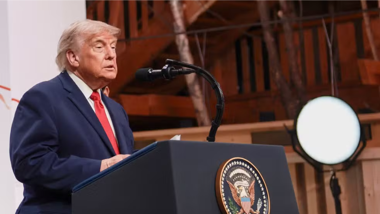 Trump diz ter falado com Lula no G7, critica cenário político no Brasil e confunde filhos de Bolsonaro