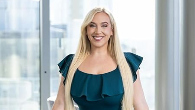 USCIS faz alerta urgente para clientes da advogada Alexandra Lozano após perda de licença
