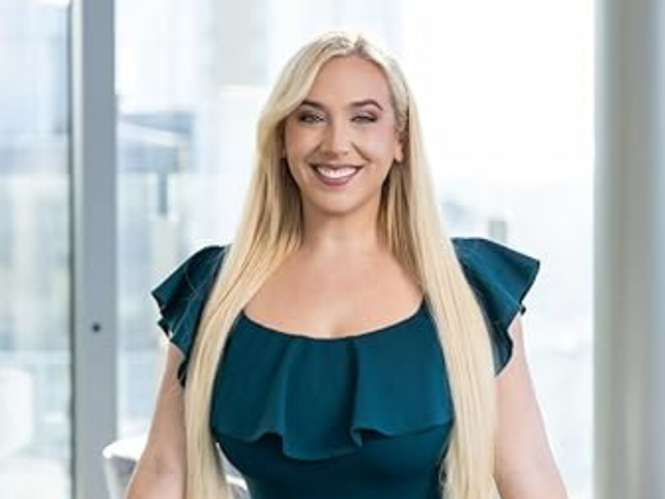 USCIS faz alerta urgente para clientes da advogada Alexandra Lozano após perda de licença