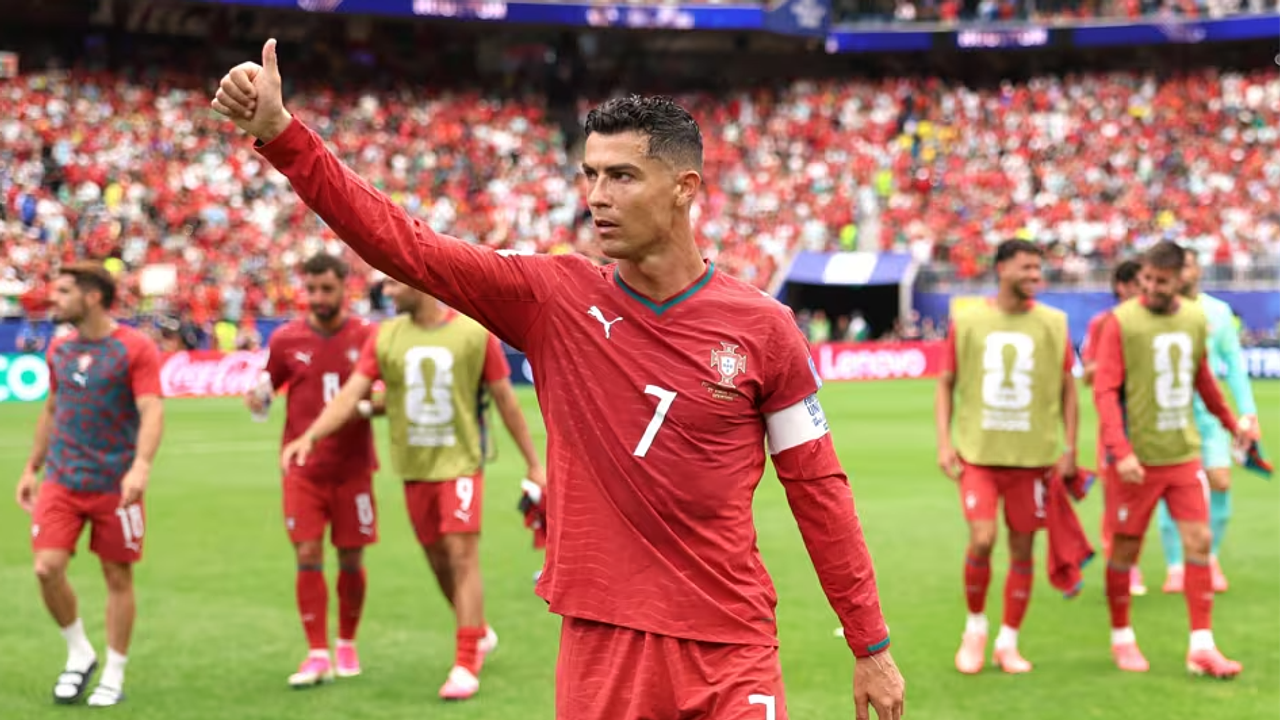 Cristiano Ronaldo responde críticas com atuação histórica e dois gols por Portugal