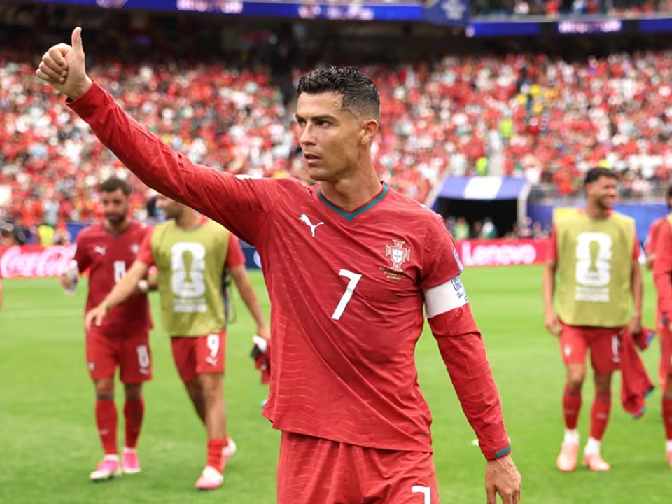 Cristiano Ronaldo responde críticas com atuação histórica e dois gols por Portugal