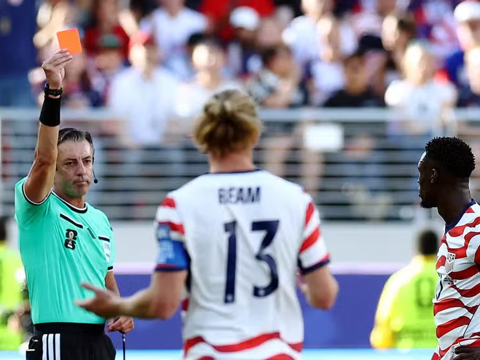 Trump admite que pediu revisão de cartão vermelho e critica arbitragem de brasileiro na Copa