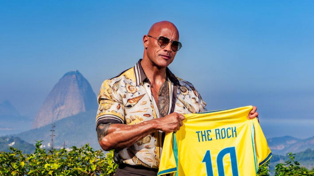 Dwayne Johnson desembarca no Brasil, arrisca português e se encanta com encontro com Péricles