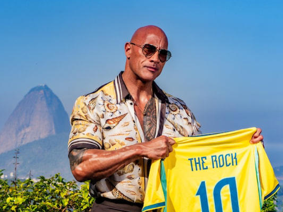 Dwayne Johnson desembarca no Brasil, arrisca português e se encanta com encontro com Péricles