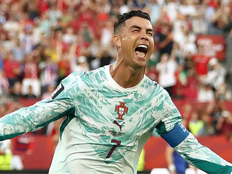 Cristiano Ronaldo marca duas vezes, supera críticas e coloca Portugal nas quartas da Copa