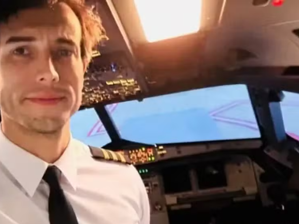 Instrutor de voo abre porta de avião em pleno voo e morre; aluna consegue pousar aeronave na Argentina