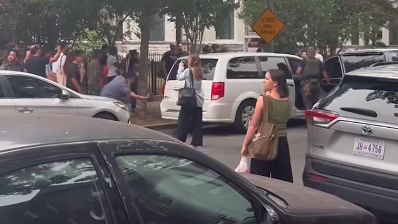 Agentes do ICE são cercados por moradores em Washington