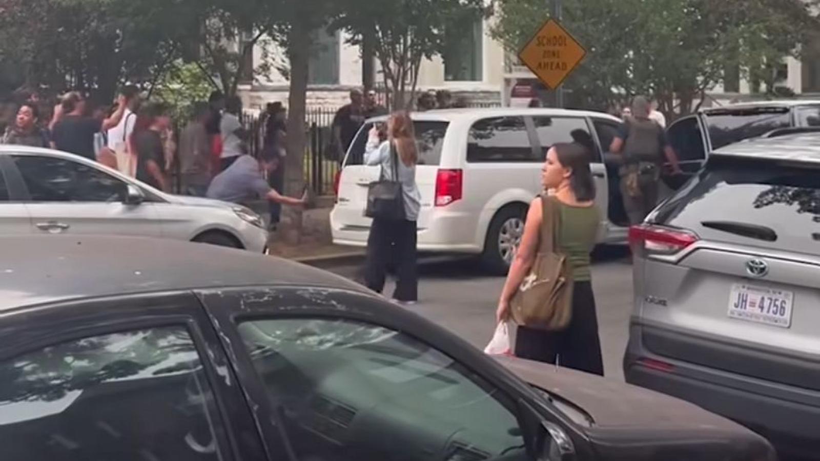 Agentes do ICE são cercados por moradores em Washington