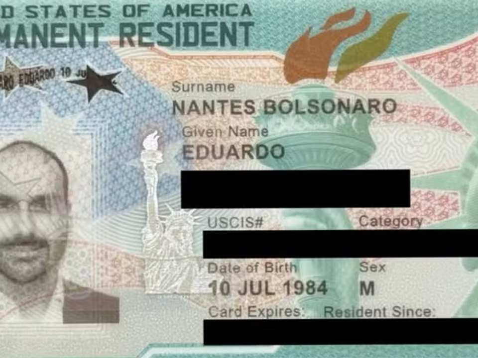 Eduardo Bolsonaro recebe green card dos Estados Unidos