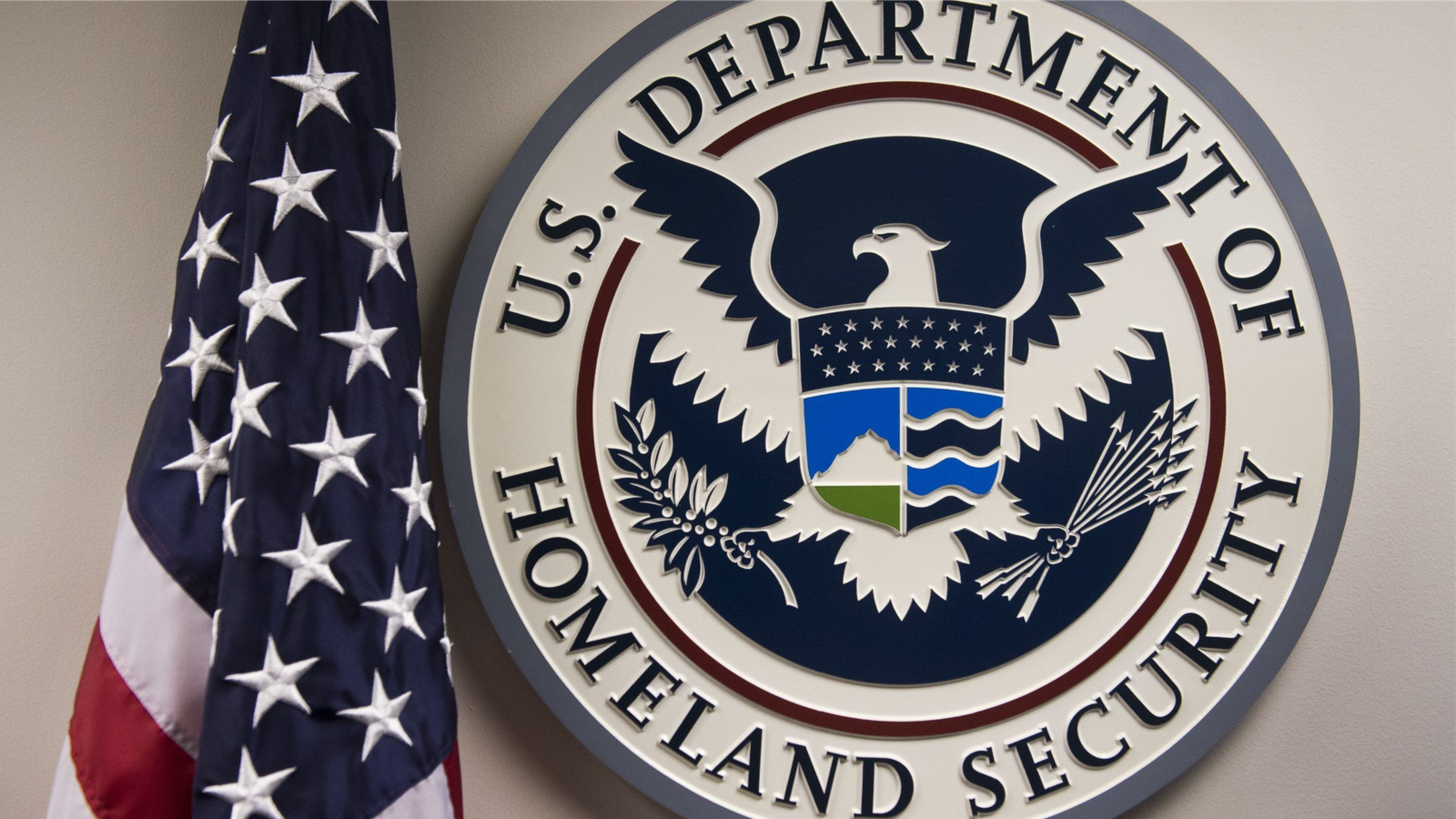 Secretário do DHS divulga imagens de voo de deportação nos Estados Unidos
