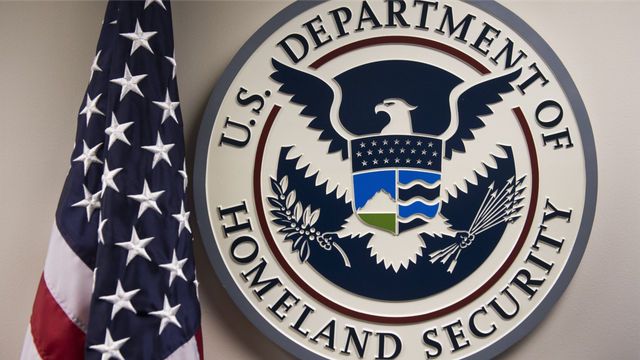 Secretário do DHS divulga imagens de voo de deportação nos Estados Unidos