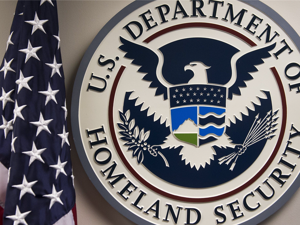 Secretário do DHS divulga imagens de voo de deportação nos Estados Unidos