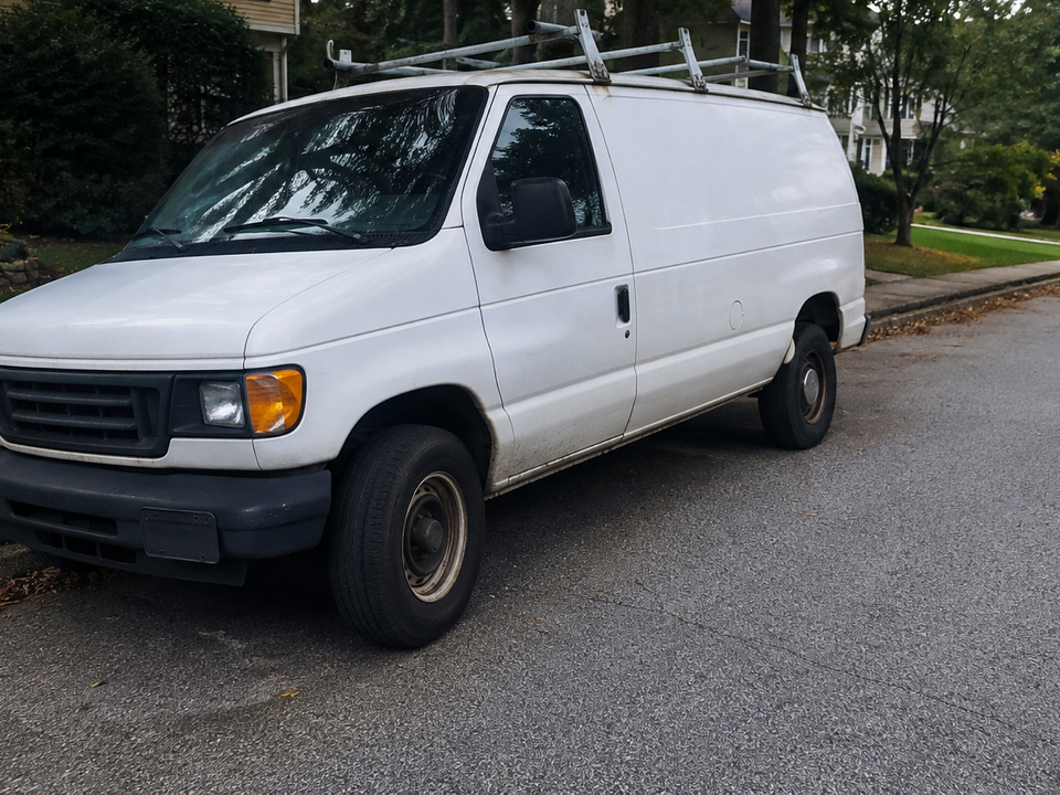Van permanece abandonada em Lilburn após ação do ICE; comunidade tenta localizar proprietários