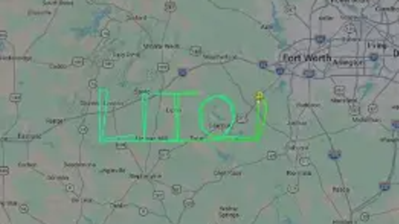Piloto escreve “Lito” no céu do Texas em homenagem