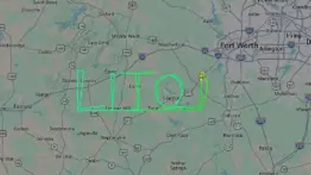 Piloto escreve “Lito” no céu do Texas em homenagem