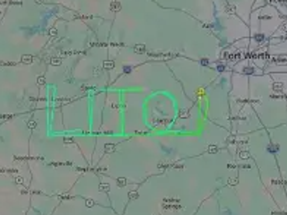 Piloto escreve “Lito” no céu do Texas em homenagem