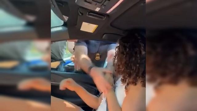 Brasileira trans detida de forma violenta por agentes do ICE nos EUA