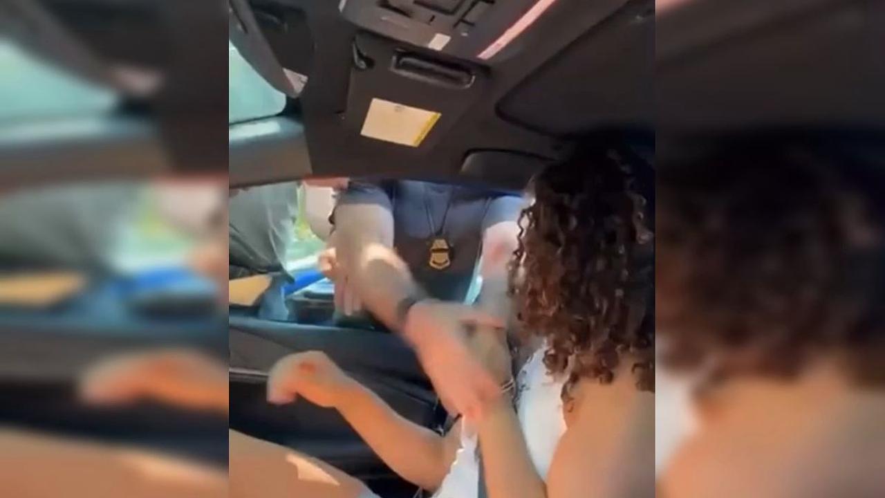 Brasileira trans detida de forma violenta por agentes do ICE nos EUA
