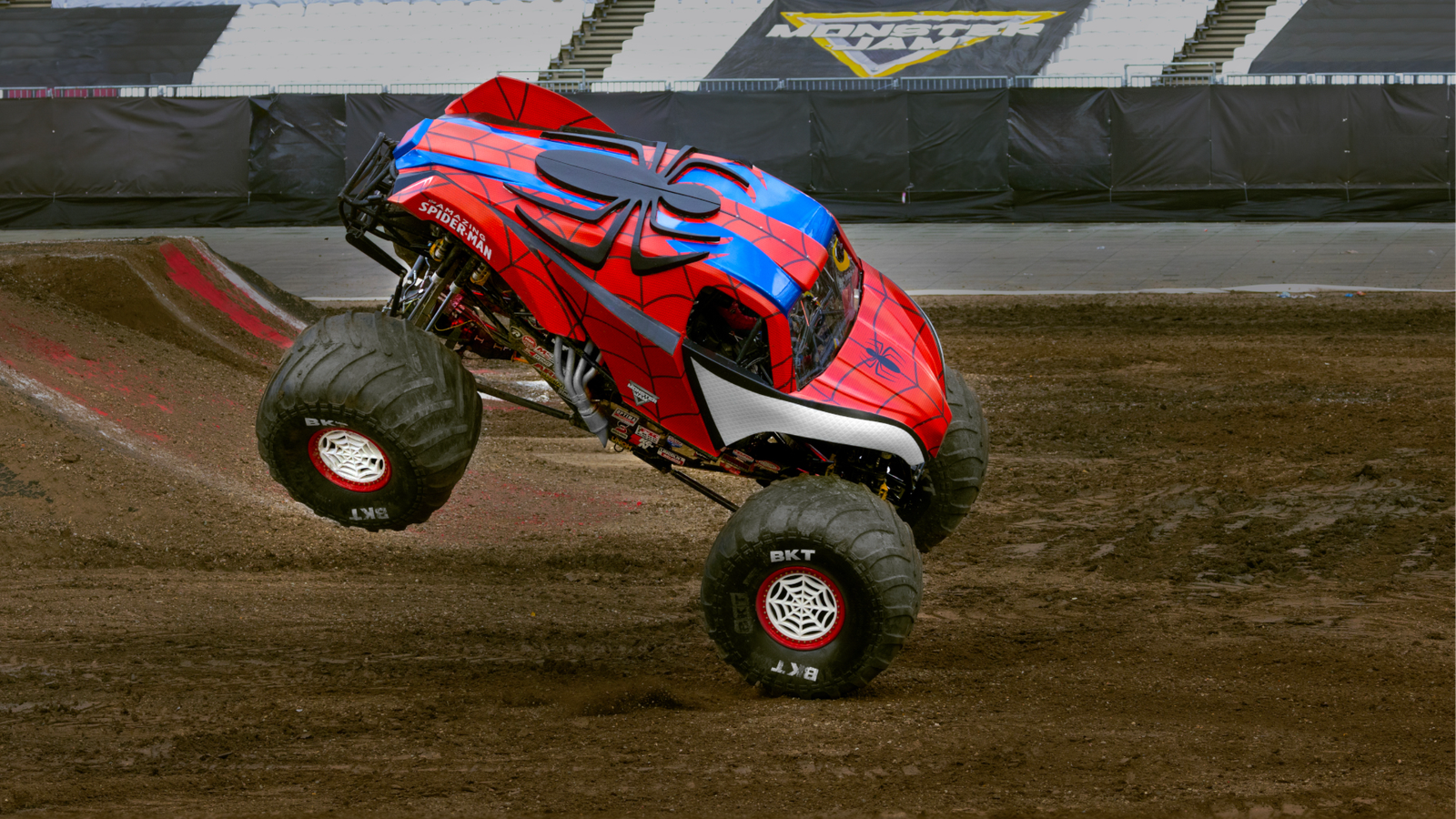 Monster Jam leva caminhões gigantes e manobras radicais a Duluth