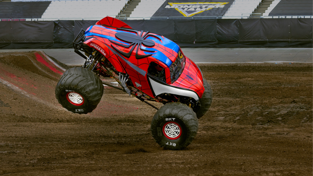 Monster Jam leva caminhões gigantes e manobras radicais a Duluth