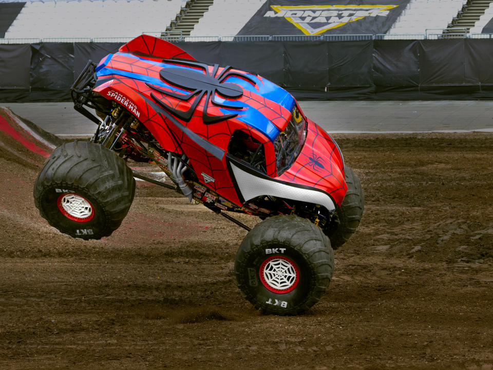 Monster Jam leva caminhões gigantes e manobras radicais a Duluth