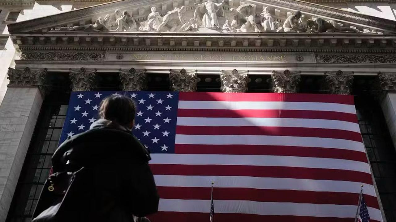 Trump assinará decreto para punir quem queimar a bandeira dos EUA