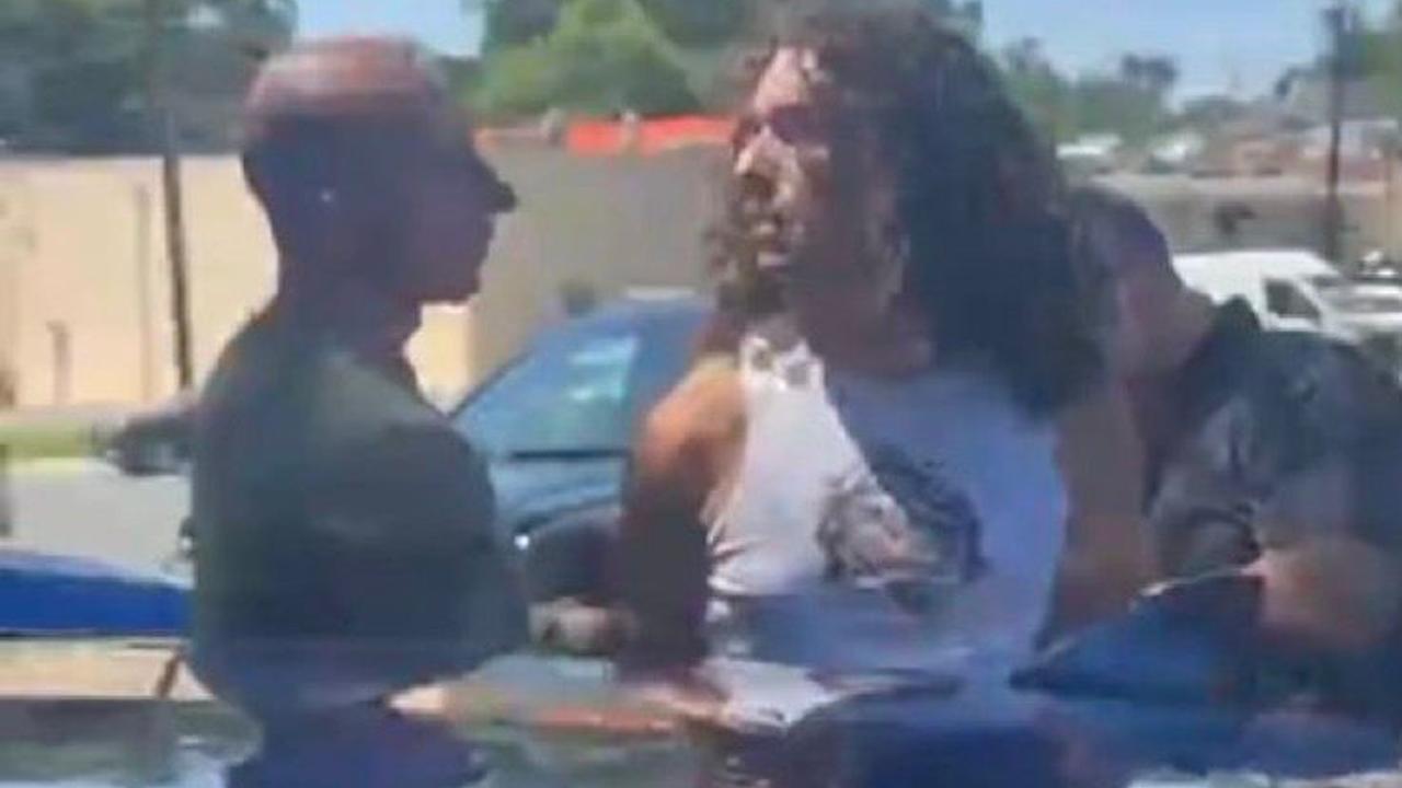 Brasileira trans detida de forma violenta por agentes do ICE nos EUA