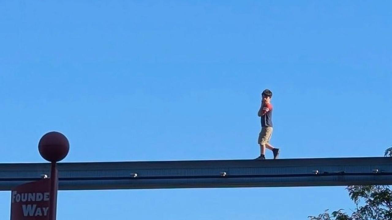 Menino é resgatado de trilho de monotrilho em parque nos EUA