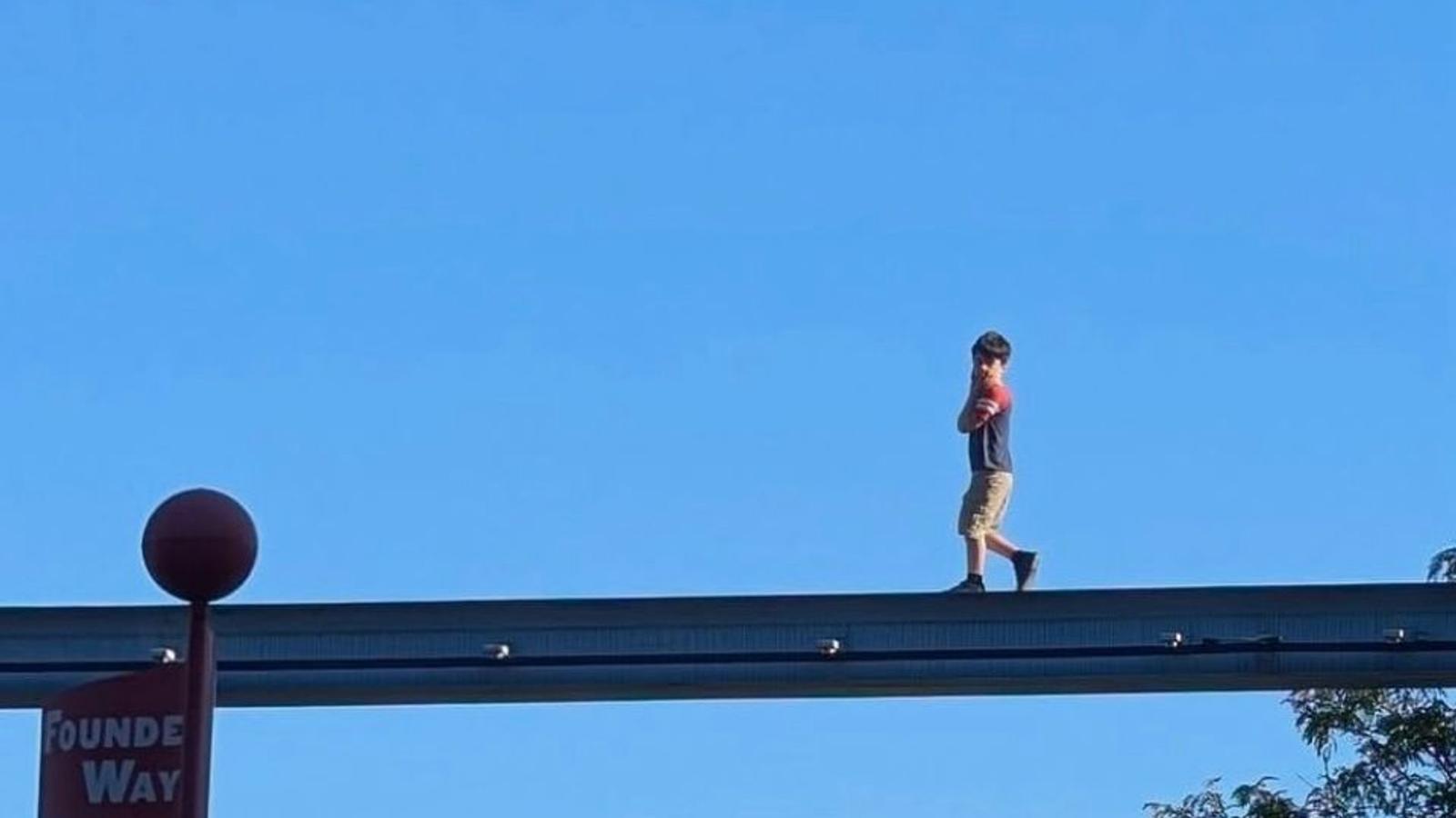 Menino é resgatado de trilho de monotrilho em parque nos EUA