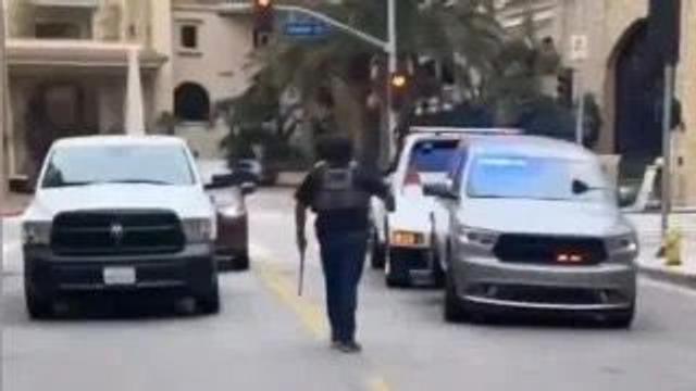 Homem é preso após rebocar carro do governo durante operação de imigração em Los Angeles