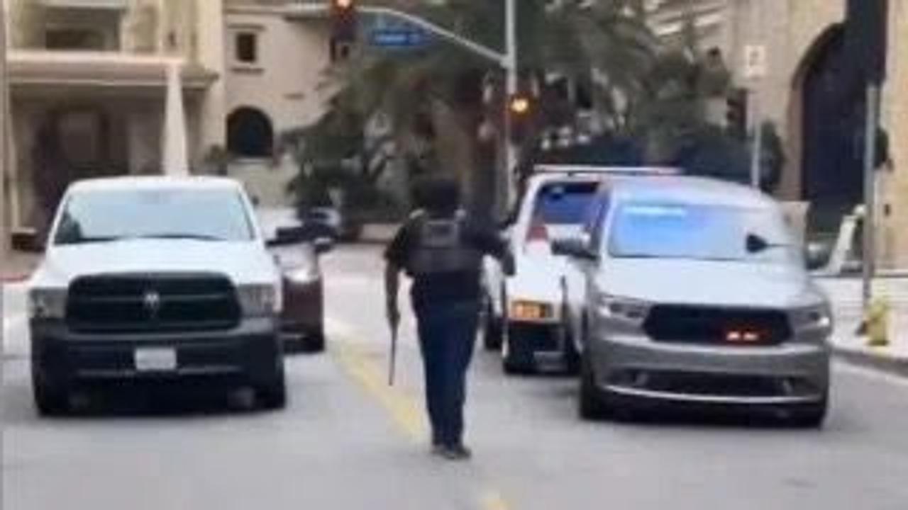 Homem é preso após rebocar carro do governo durante operação de imigração em Los Angeles