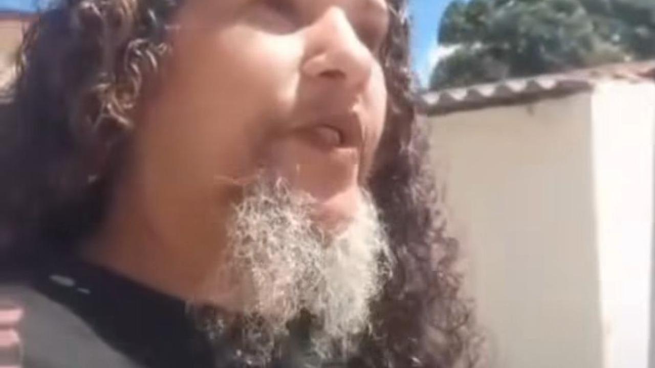 Mulher viraliza ao exibir barba com orgulho em Maceió