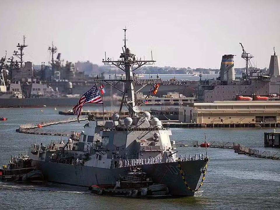Caças venezuelanos sobrevoam navio dos EUA e aumentam tensão no Caribe