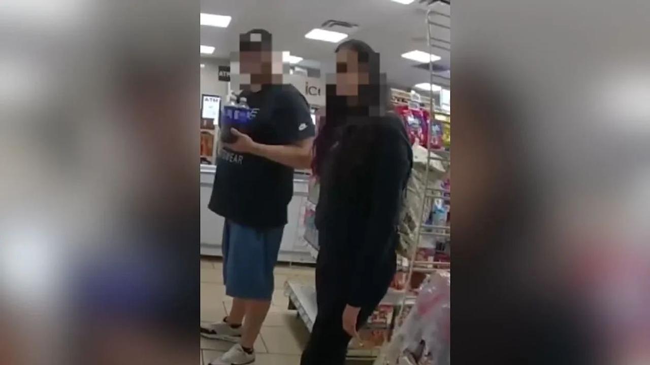 Mulher pede socorro com sinal secreto e agressor é preso na Califórnia