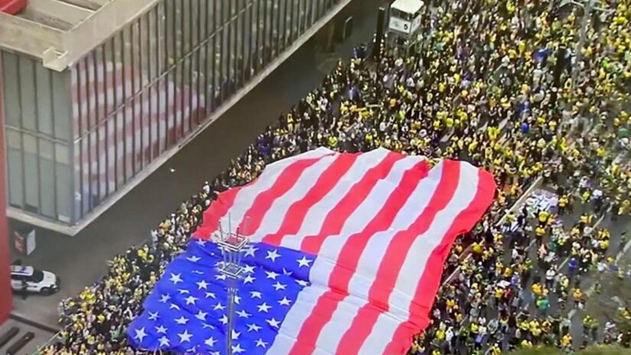 No Dia da Independência, ato abre bandeira gigante dos EUA em São Paulo