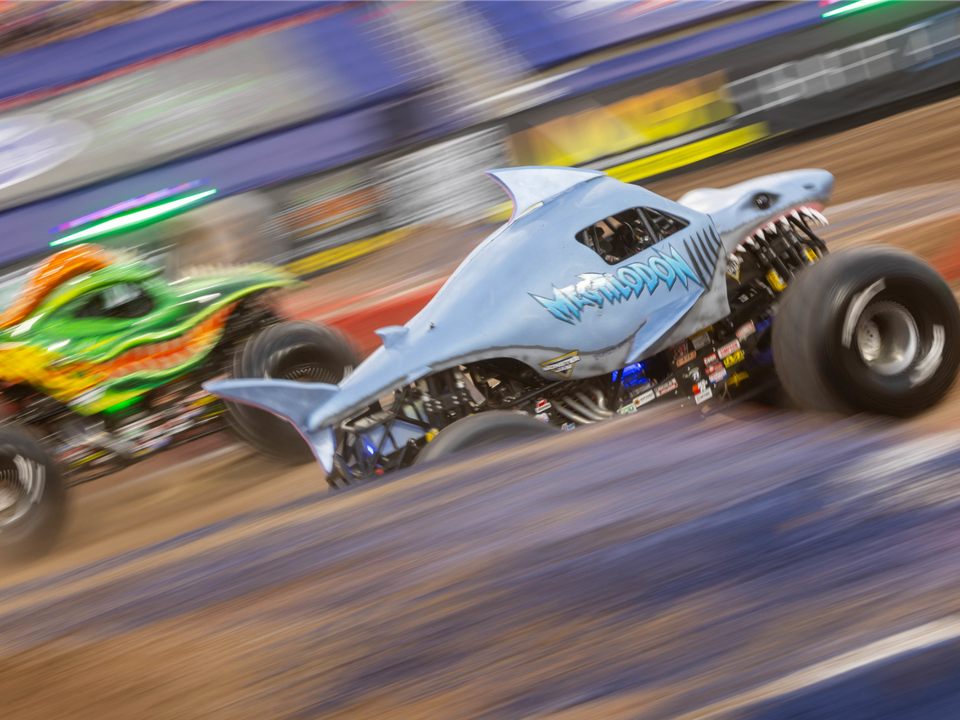 Monster Jam transforma Duluth em arena de adrenalina