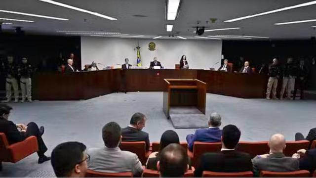 Julgamento de Bolsonaro e ex-ministros tem voto de Fux nesta quarta