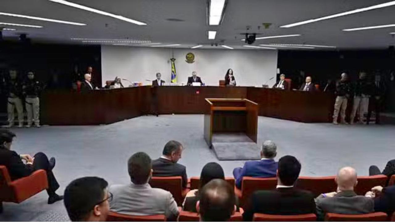 Julgamento de Bolsonaro e ex-ministros tem voto de Fux nesta quarta