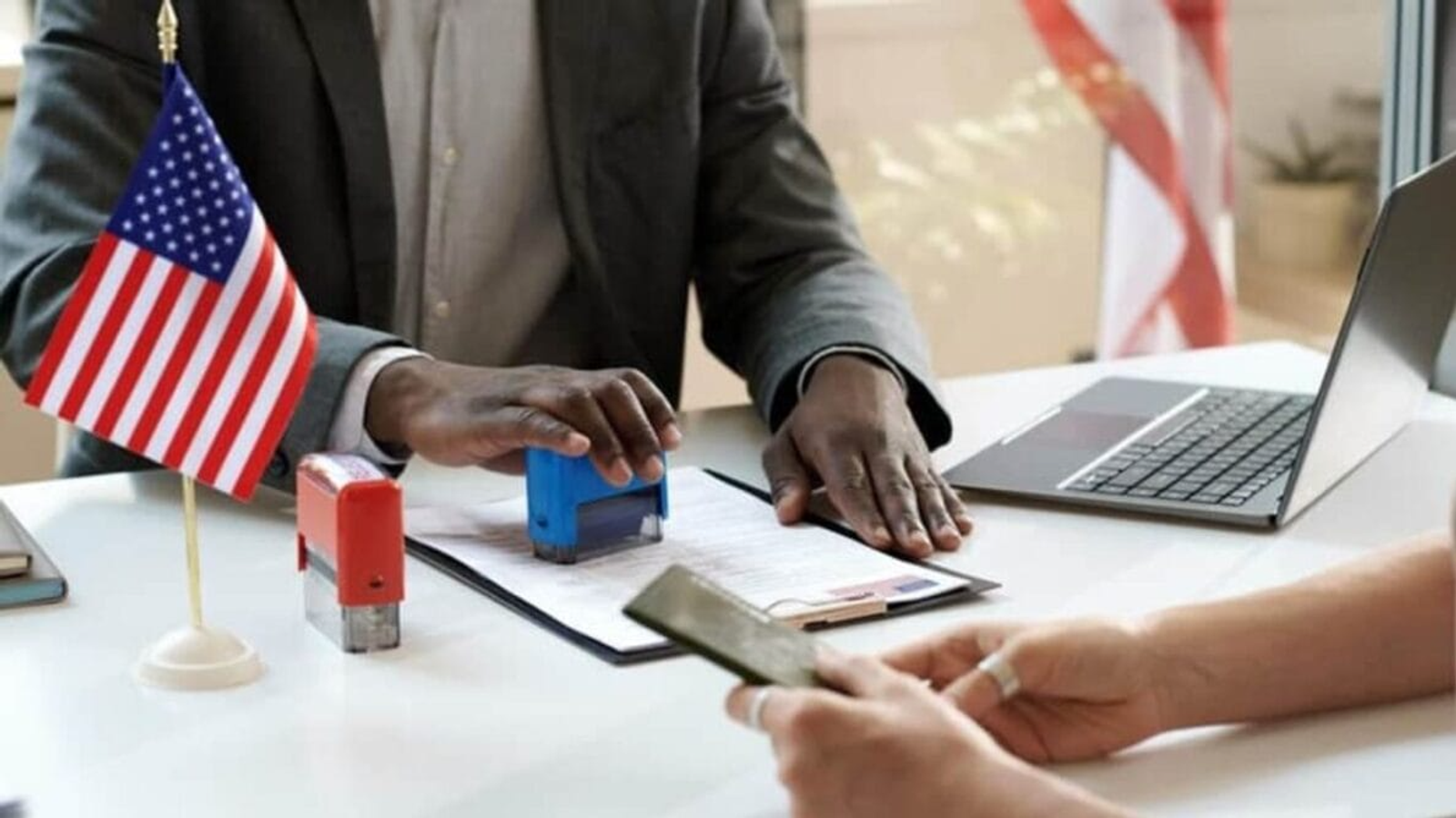 Desemprego fica em 4,2%, mas contratações perdem força