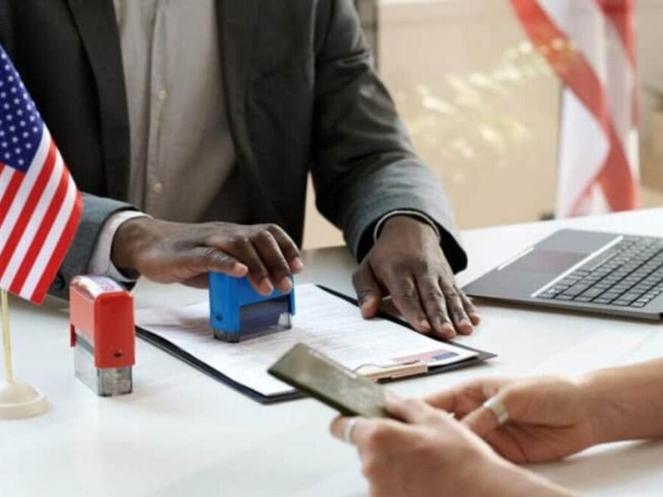 Desemprego fica em 4,2%, mas contratações perdem força