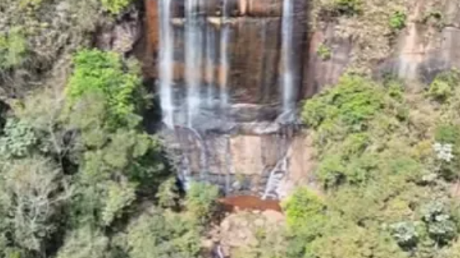 Casal de jovens morre após queda na Cachoeira da Limeira, em Minas Gerais